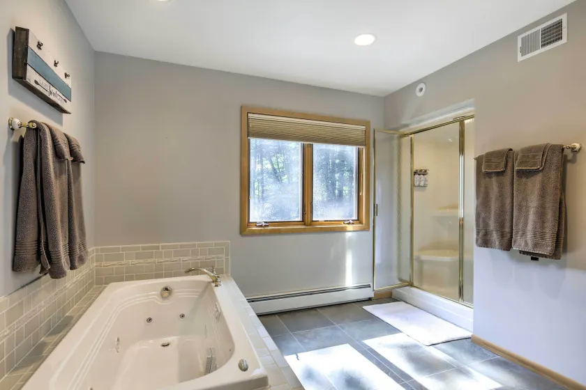 Swim, Hike, Relax: Lakefront Hayward Home w/ Deck! - Innenbereich