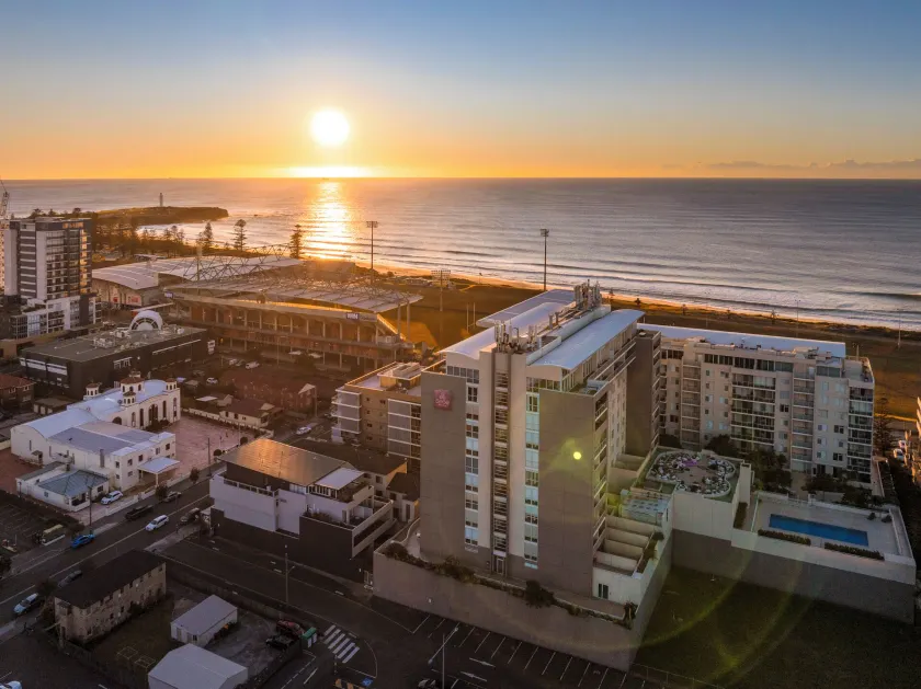 Sage Hotel Wollongong - Image 1