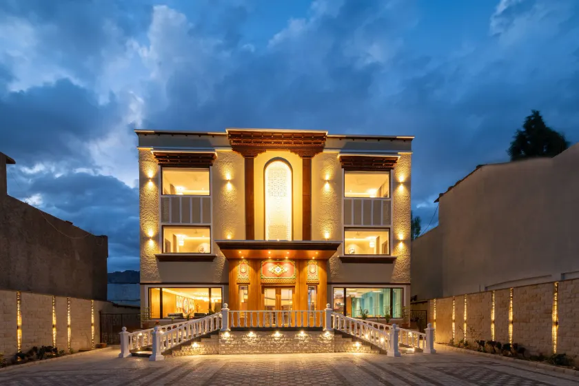 Charmwood Hotel - Image 1