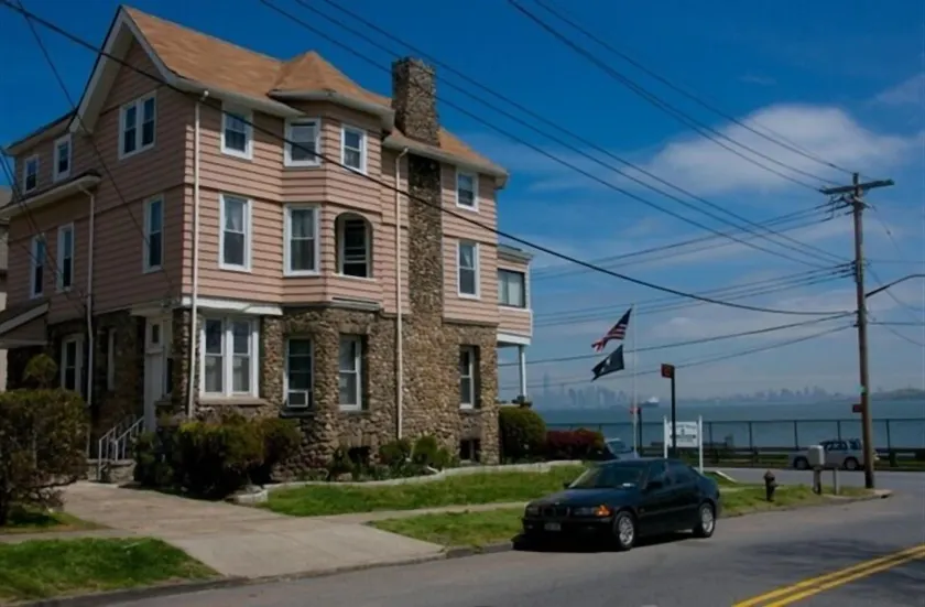 Harbor House Bed and Breakfast - Image 1
