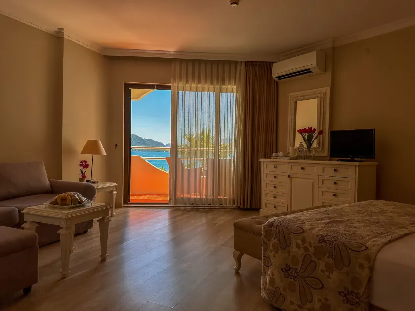 Hawaii Hotel - Image 1