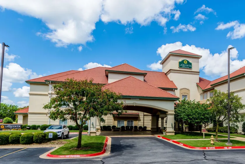 La Quinta Inn & Suites by Wyndham Bentonville - Image 1