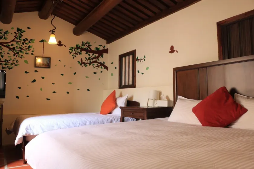Longmen Inn Bed and Breakfast - Image 1