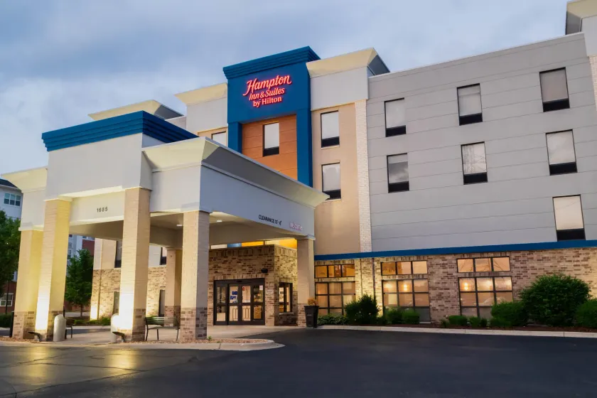 Hampton Inn & Suites Addison - Image 1