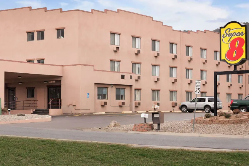 Super 8 by Wyndham Durango - Image 1