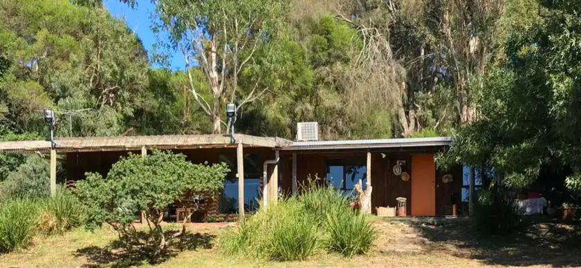 Rustic Country Lane Farmhouse in Lysterfield - Image 1