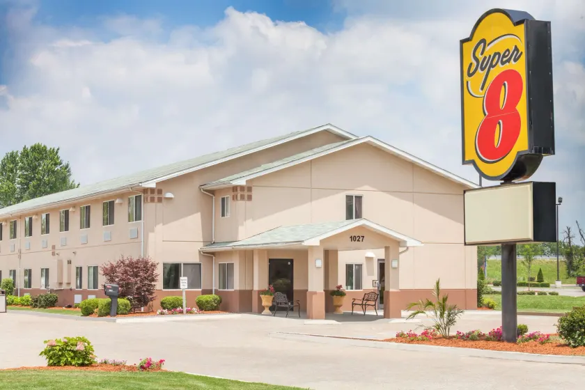 Super 8 by Wyndham Owensboro - Image 1