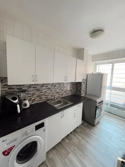 Charming 1-bedroom Apartment in the Heart of Madrid - Image 1