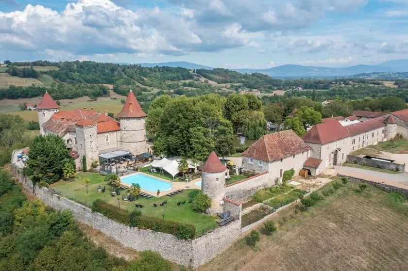 Les Dépendances du Château Chapeau Cornu - Image 1