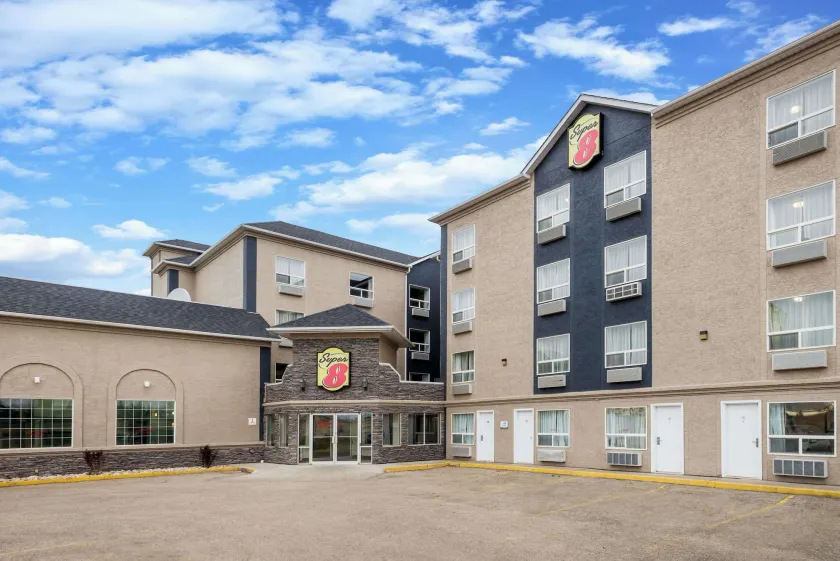 Super 8 by Wyndham Grande Prairie - Image 1