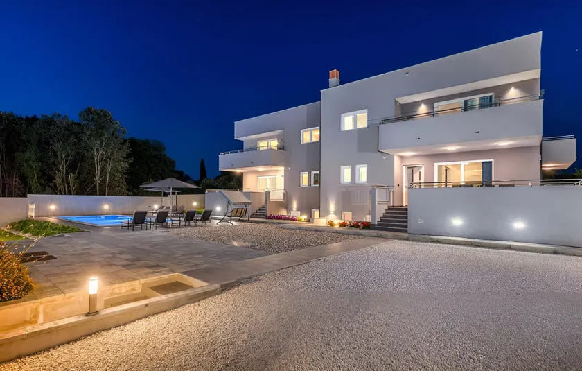 Espléndida casa vacacional apropiada para familias con jardín, barbacoa y terraza | Vistas a la piscina - Image 1