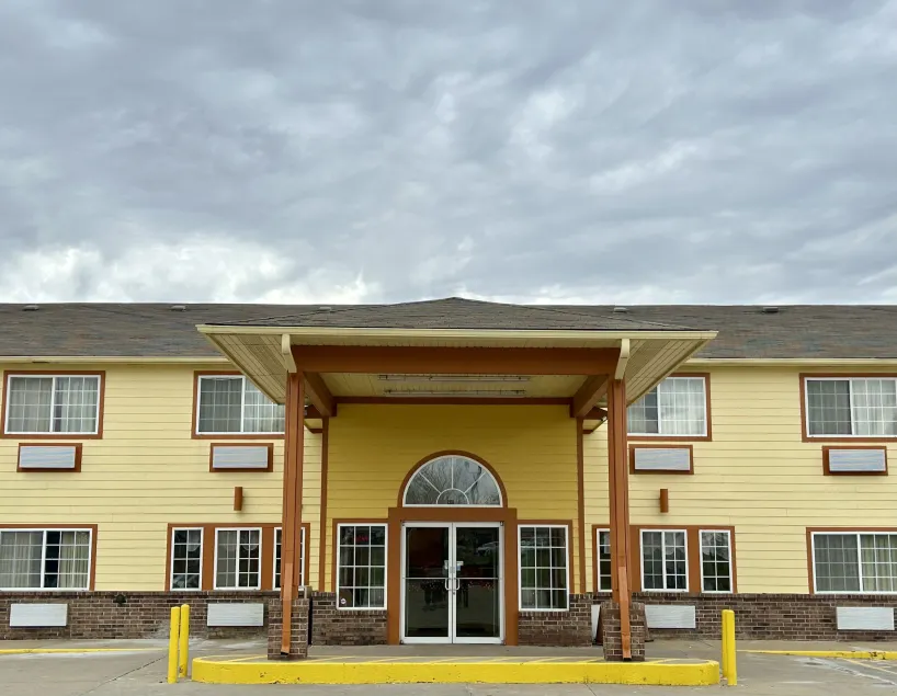 Super 8 by Wyndham Platte City Kansas City Area - Image 1