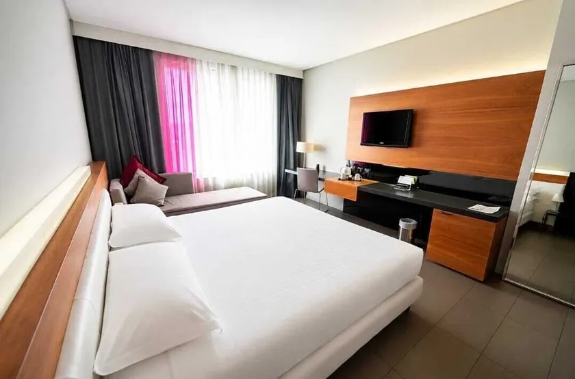 Cosmopolitan Hotel - Image 1
