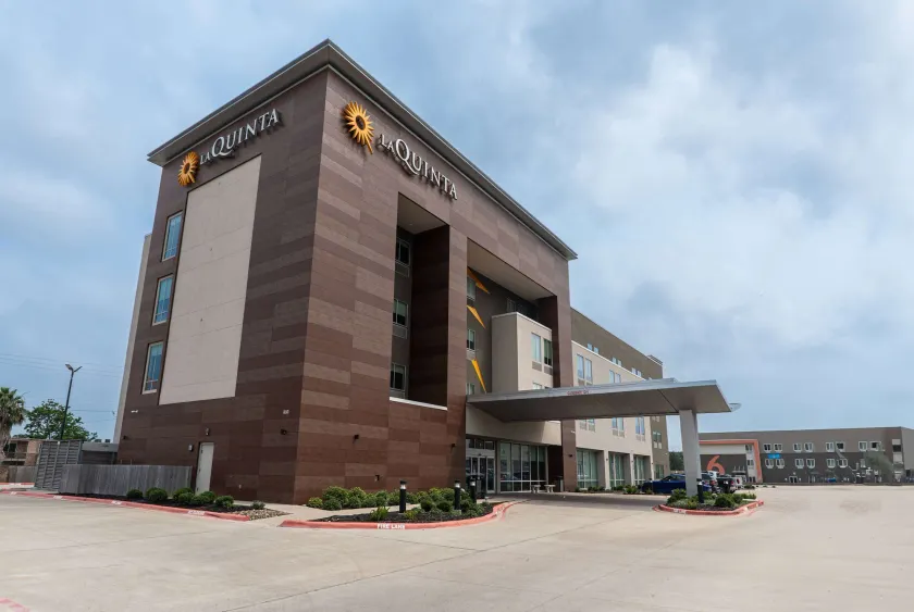 La Quinta Inn & Suites by Wyndham Corpus Christi Southeast - Image 1