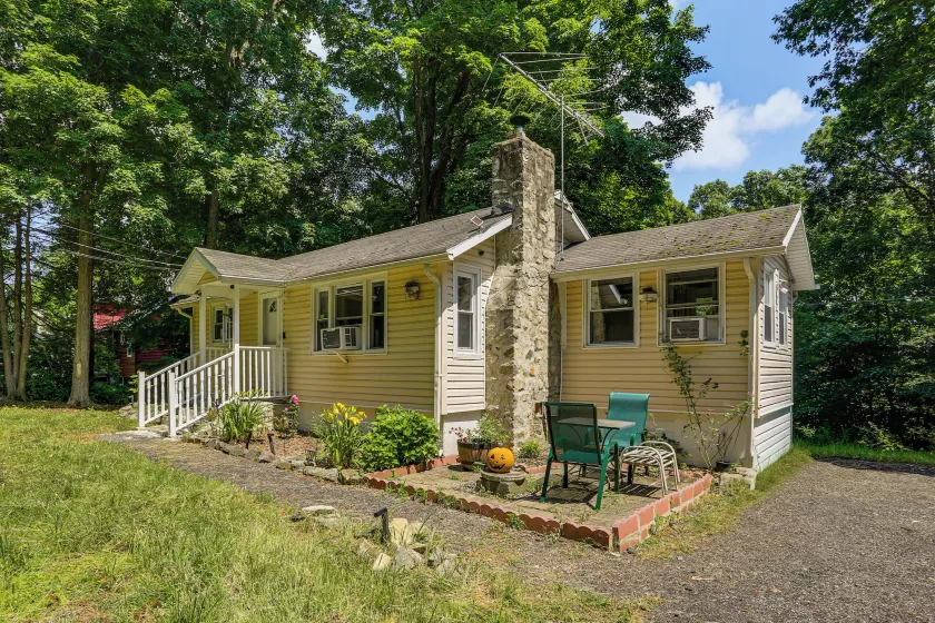 Wooded Highland Lakes Cabin Near Mountain Creek - Image 1