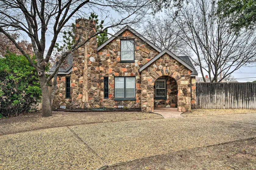 Walk to Texas Tech! Upscale Family Retreat - Image 1