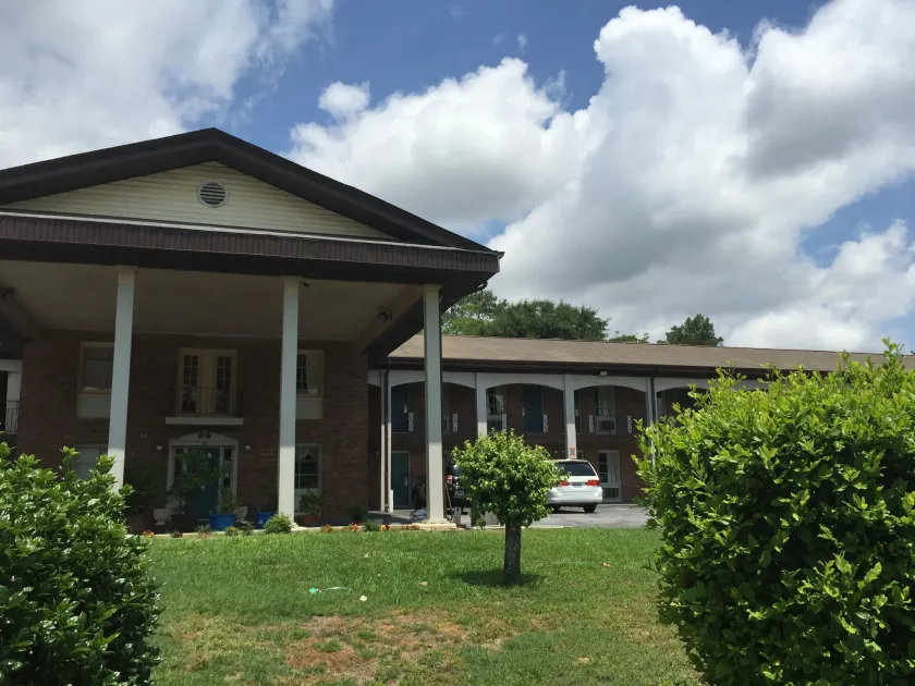 Scottish Inn and Suites Perry - Image 1