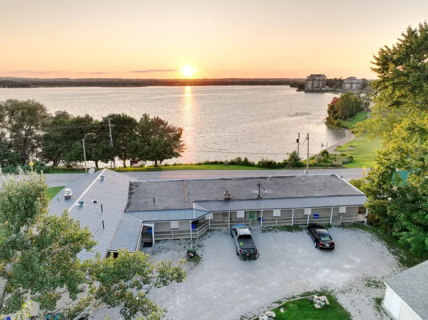 Lakeside Inn - Image 1