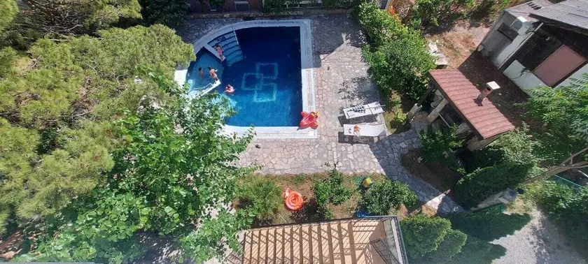 Club House Apartment with Garden and Pool - Image 1