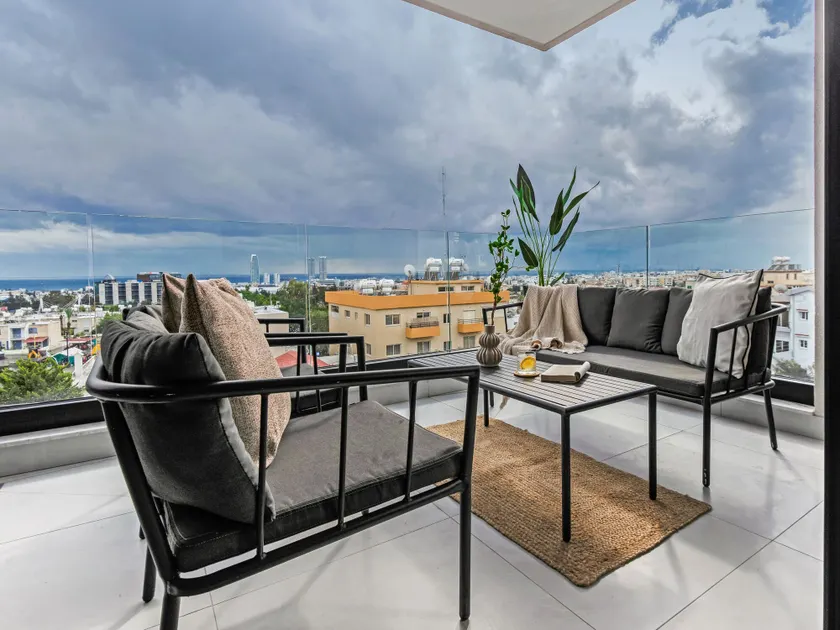 Sanders Only - Charming 2-bdr Apt With Balcony - Image 1