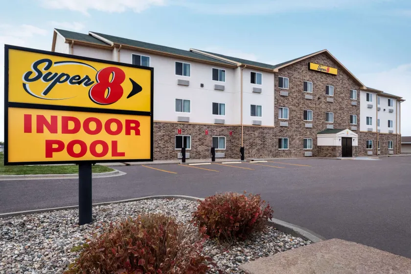 Super 8 by Wyndham Sioux Falls - Image 1