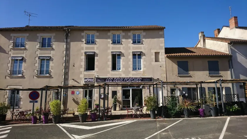 Hôtel Les Deux Porches - Image 1