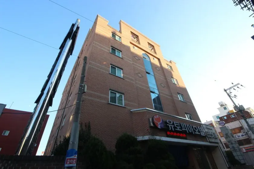 Utopia Hotel - Image 1