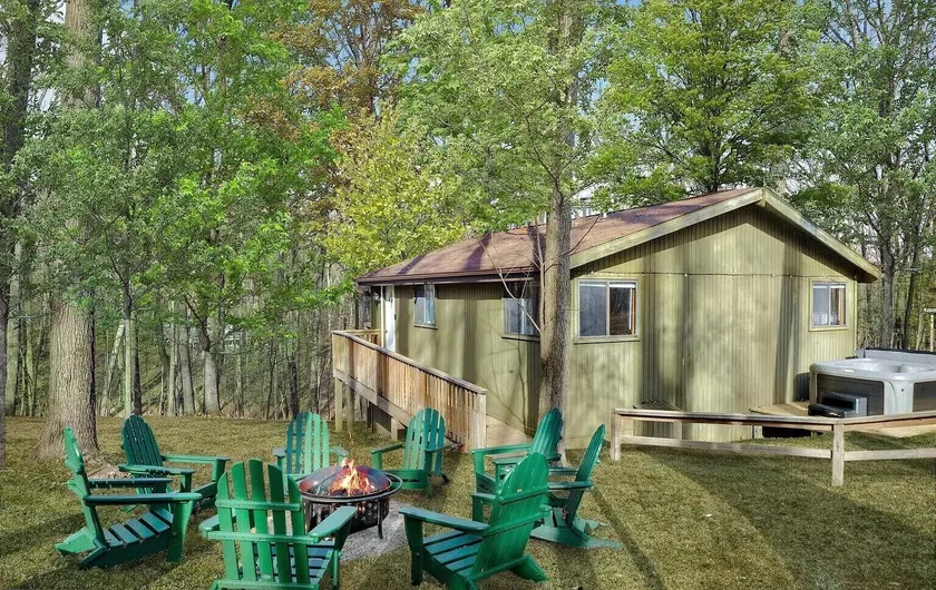 2-bedroom cabin, with a Fireplace, PS5, BBQ, fitness room, and a private hot tub - Image 1
