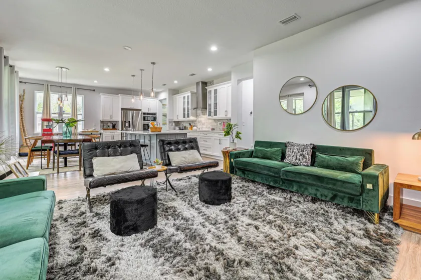 5 Bedrooms Patio Lounge Luxury Kitchen - Image 1