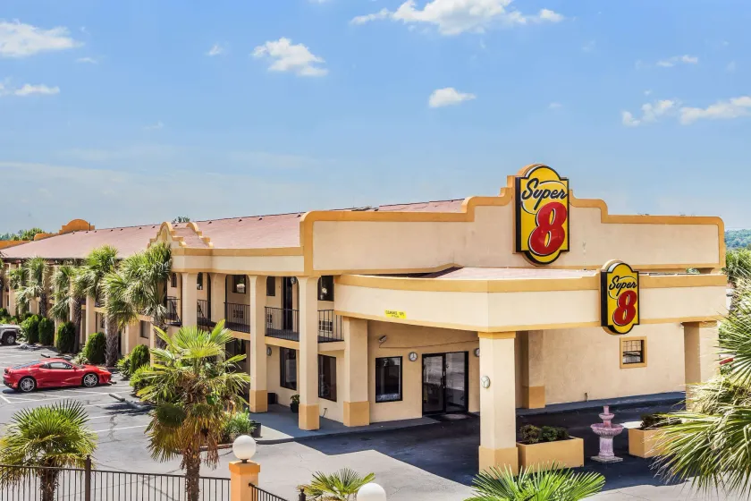 Super 8 by Wyndham Stockbridge - Image 1
