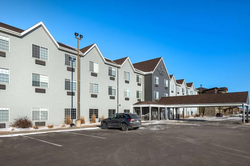 Country Inn & Suites by Radisson, Watertown, SD - Image 1