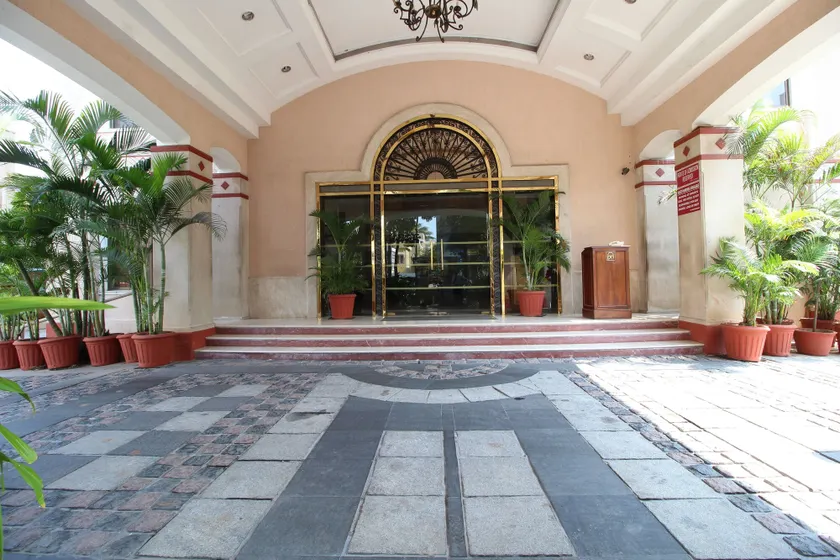 Beverly Hotel - Image 1