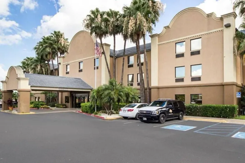 Shary Inn and Suites - Image 1