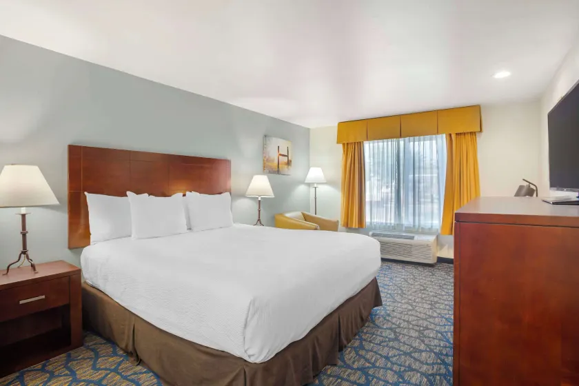 Best Western Plus Villa Del Lago Inn Patterson - Image 1