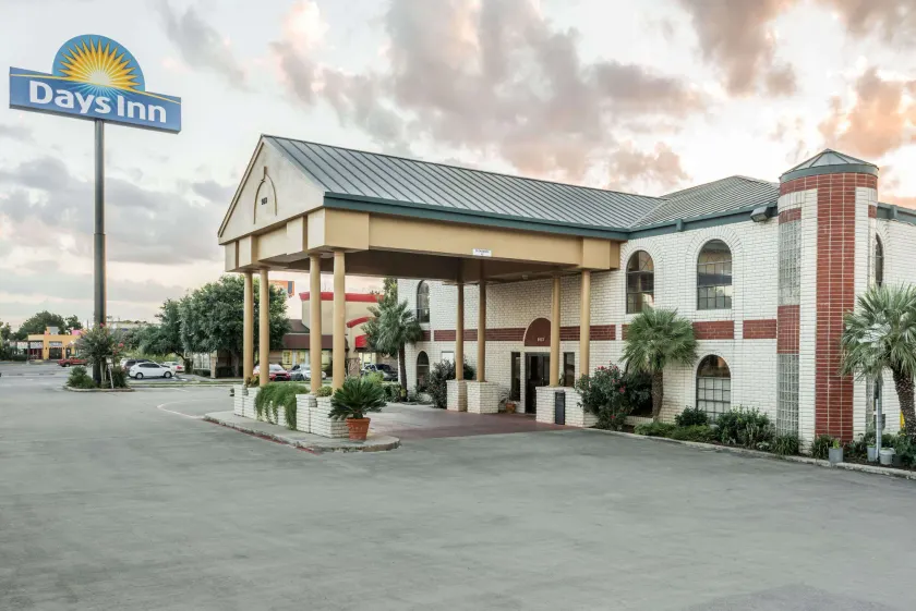Days Inn by Wyndham New Braunfels - Image 1