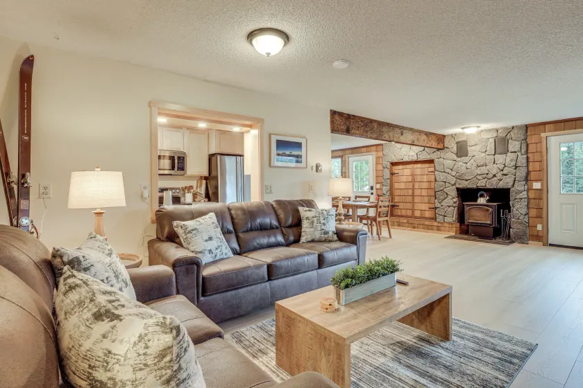 Après & Adventure: Mt Hood Retreat in Gov Camp! - Image 1