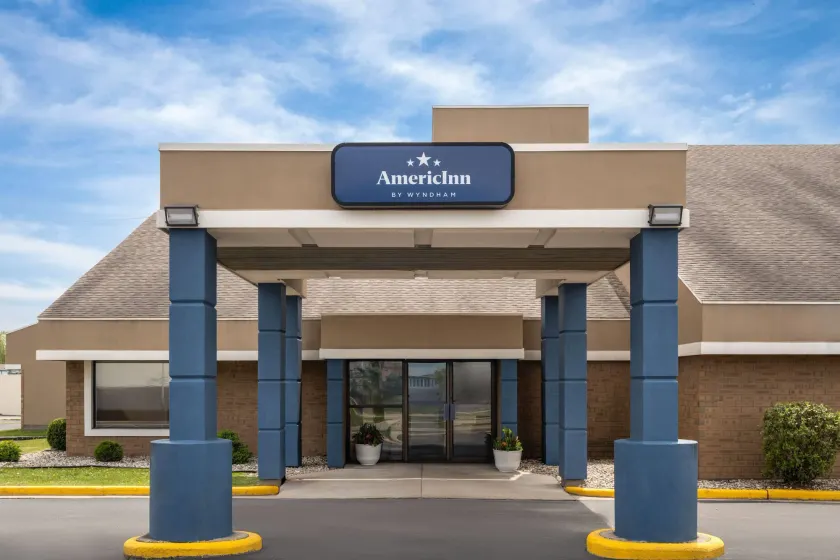 AmericInn by Wyndham Marshfield - Image 1