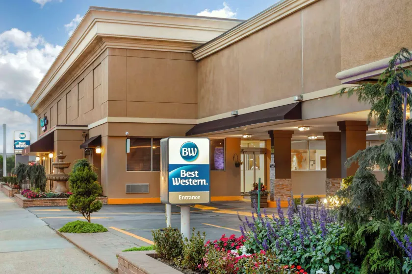 Best Western Mill River Manor - Image 1
