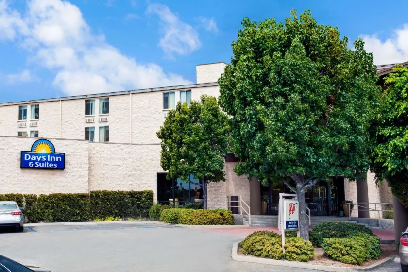 Days Inn & Suites by Wyndham Fullerton - Image 1