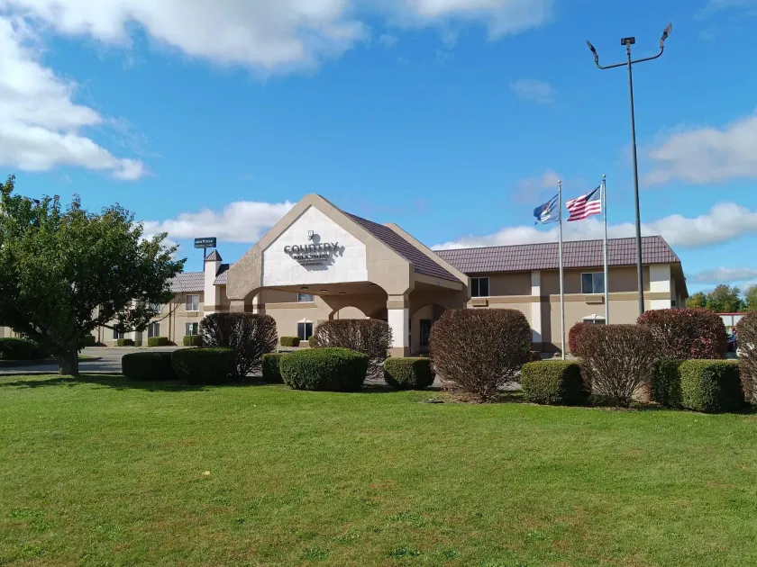 Country Inn & Suites by Radisson, Battle Creek, MI - Image 1