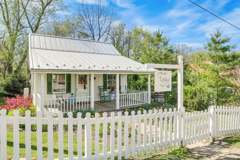 Walk to Wineries: Charming Retreat in Augusta! - Image 1