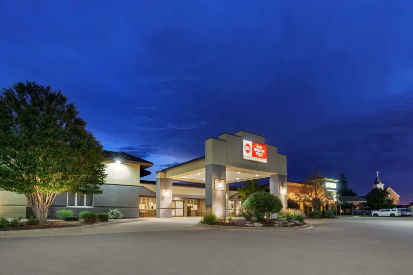 Best Western Plus Dubuque Hotel and Conference Center - Image 1
