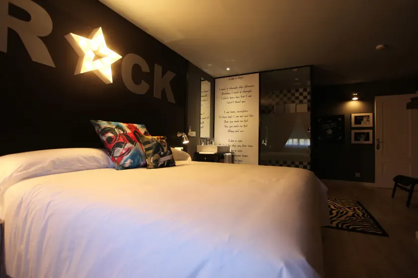 Hotel Rock Star - Image 1