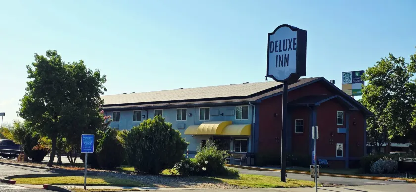 Deluxe Inn Willows - Image 1