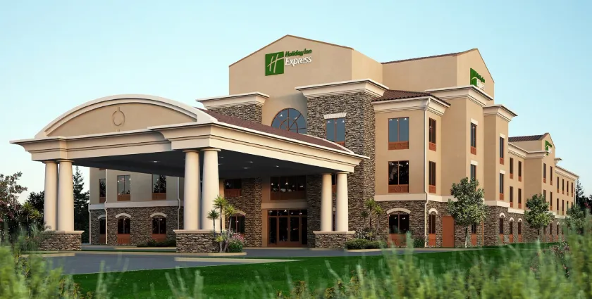 Holiday Inn Express & Suites - Redding by IHG - Image 1