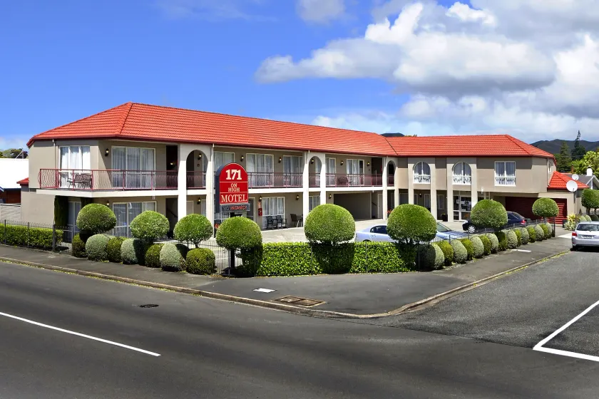 171 On High Motel - Image 1
