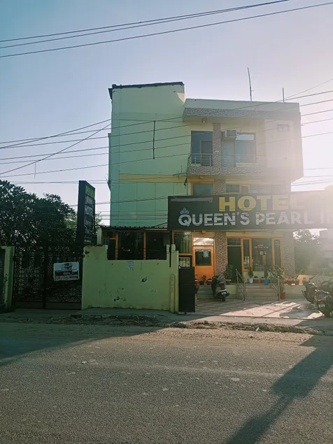 Hotel Queens Pearl Inn - Image 1