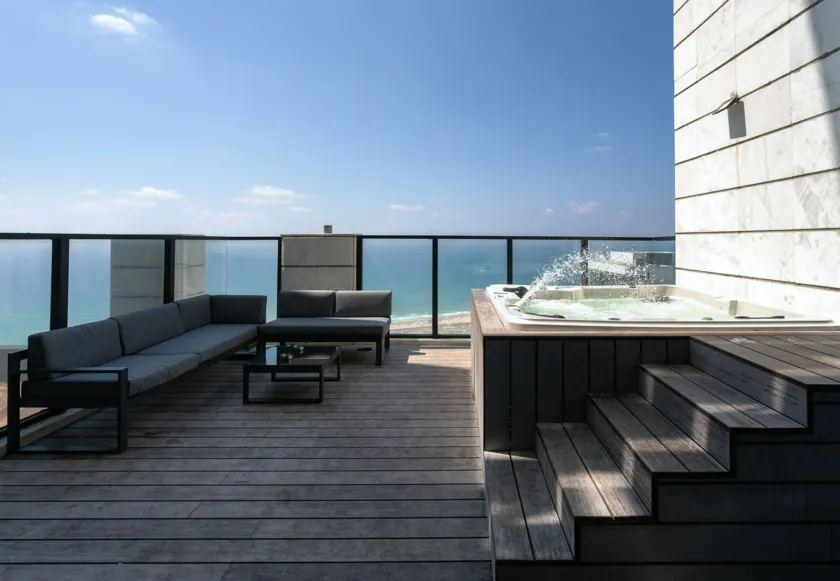 Sea-Breeze Penthouse with Jacuzzi - Image 1
