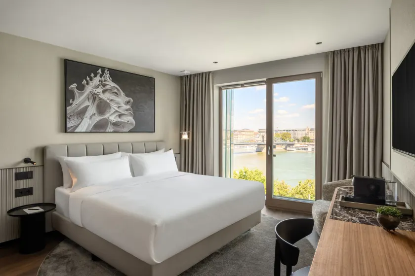 Leon Hotel & Lounge - Image 1
