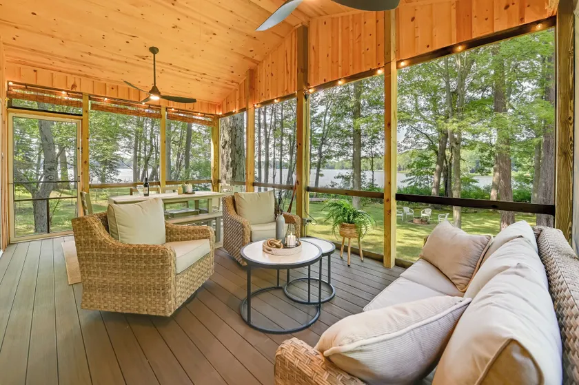 Waterfront Deck! Chic Lower Scott Lake Cottage - Image 1